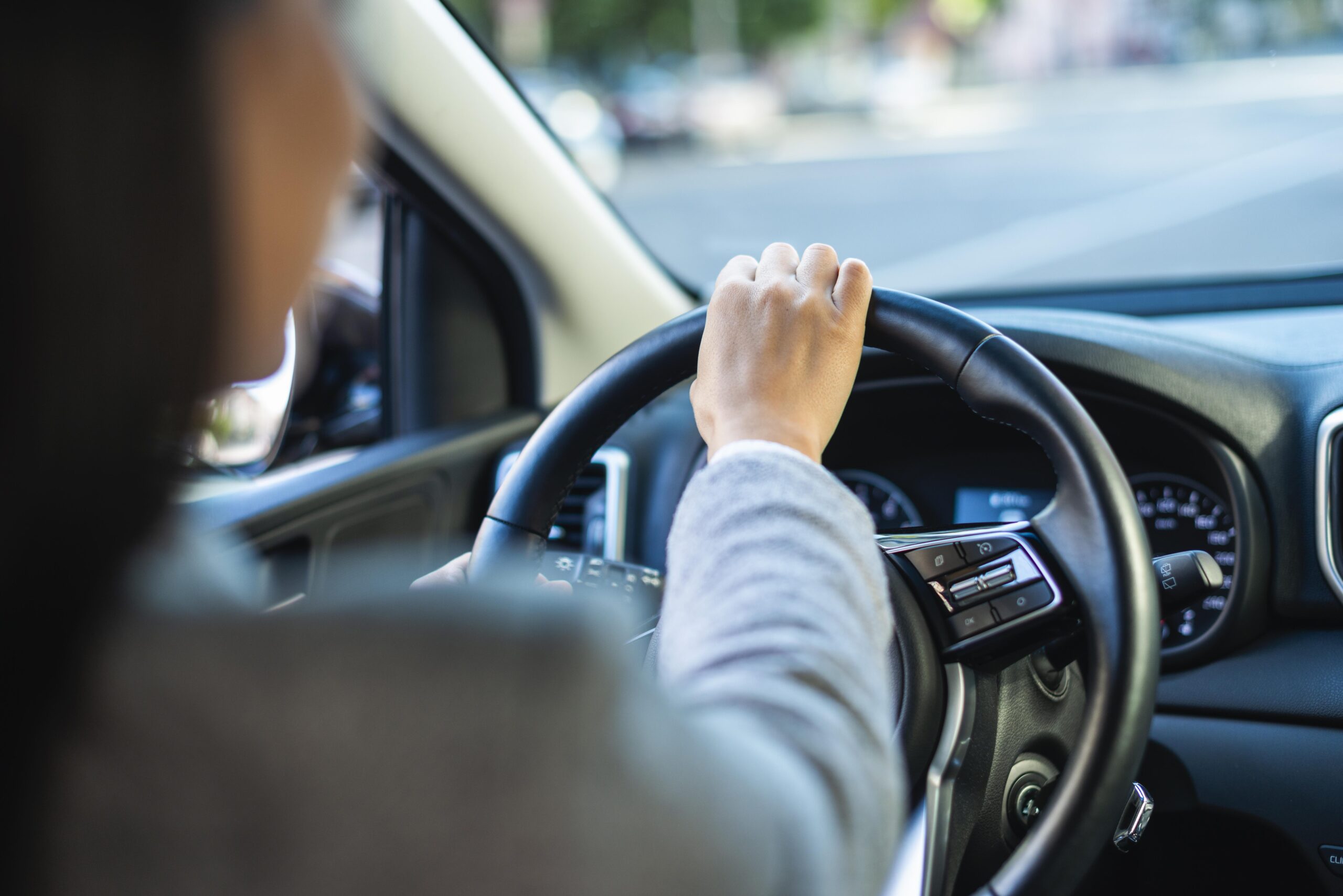 la-empresaria-conduciendo-su-coche-en-la-ciudad